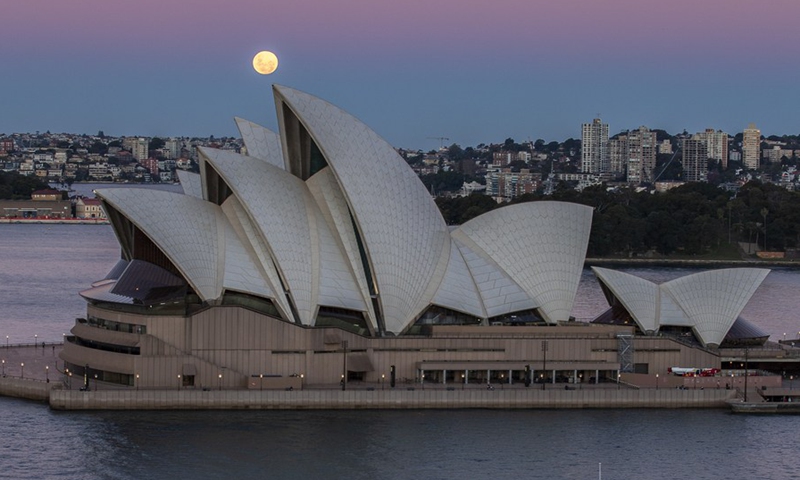 A blood moon is seen above the Sydney Opera House in Australia, May 26, 2021.(Photo: Xinhua)