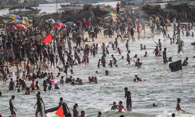 Palestinians enjoy themselves on a beach by the Mediterranean Sea off Gaza coast in Gaza City, on May 28, 2021.Photo:Xinhua