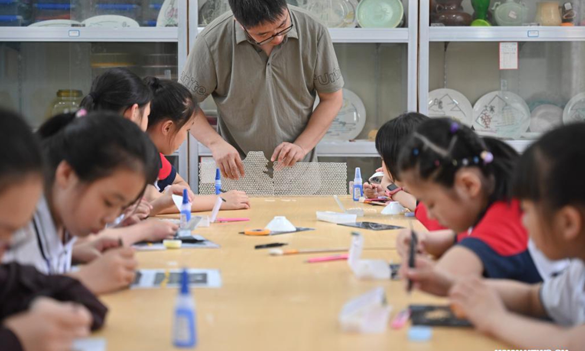 Chen Guorui teaches students to make Gaolou rice craftwork at a primary school in Changle District of Fuzhou City, southeast China's Fujian Province, May 21, 2021. (Xinhua/Song Weiwei)