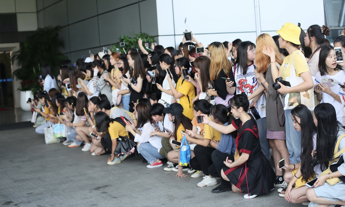 Fans are waiting for their idol at an airport in China. File Photo: VCG 