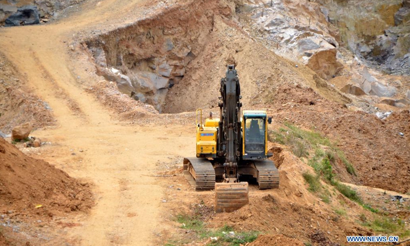 An excavator is seen at the stone quarry where a collapse took place in Bukasa in Kampala, Uganda, on June 16, 2021 At least four people were killed after a stone quarry collapsed in Uganda's capital Kampala on Tuesday, a police spokesperson said.(Photo: Xinhua)