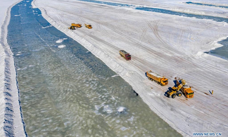 Aerial photo taken on June 21, 2021 shows vehicles transporting crude salt in Manas Lake in Hoboksar of northwest China's Xinjiang Uygur Autonomous Region.(Photo: Xinhua)