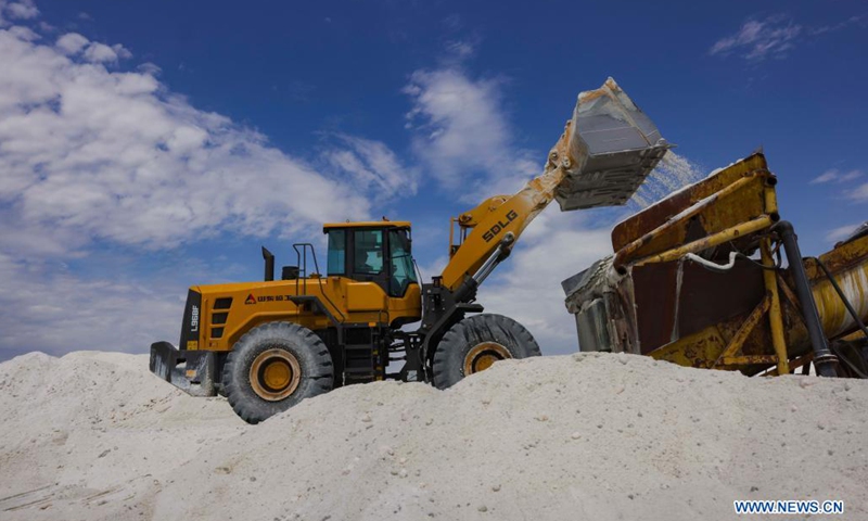 A worker prepares crude salt for purification on Manas Lake in Hoboksar of northwest China's Xinjiang Uygur Autonomous Region, June 20, 2021.(Photo: Xinhua)