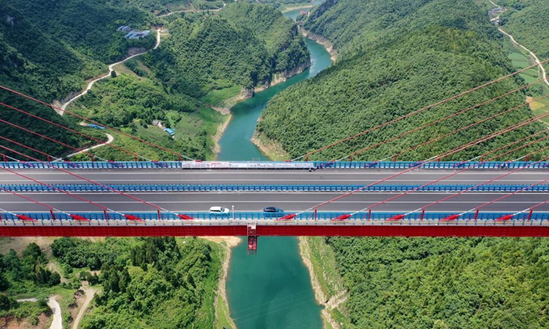 Aerial photo taken on June 26, 2021 shows the Xiangjiang River Grand Bridge along the Zunyi-Yuqing expressway in southwest China's Guizhou Province. The 93km expressway is expected to shorten the travel time between Zunyi City and Yuqing County from 3 hours to about 70 minutes.Photo:Xinhua