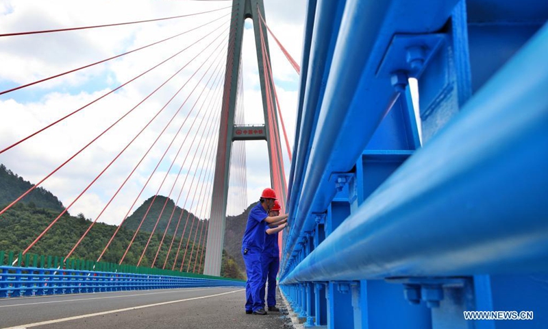 Staff members make final preparations for the opening of the Zunyi-Yuqing expressway in southwest China's Guizhou Province, June 26, 2021. The 93km expressway is expected to shorten the travel time between Zunyi City and Yuqing County from 3 hours to about 70 minutes.Photo:Xinhua