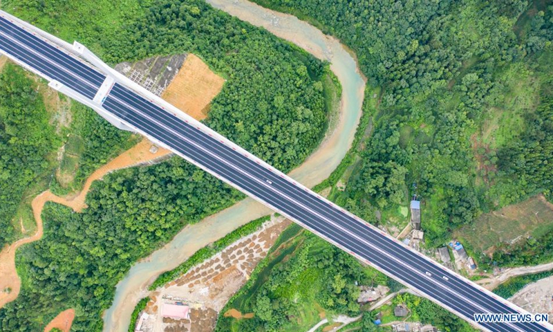 Aerial photo taken on June 28, 2021 shows cars running on the Yunwu Bridge of the Duyun-Anshun expressway in southwest China's Guizhou Province. The Duyun-Anshun expressway was put into operation on Monday. It is the first section of the 276-kilometer-long national expressway G7611 linking Duyun with Shangri-La.(Photo: Xinhua)