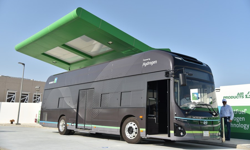 A hydrogen powered Hyundai bus is refueling at the first hydrogen fueling station in Dhahran, Saudi Arabia, on June 27, 2021.(Photo: Xinhua)