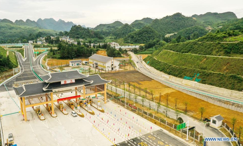 Aerial photo taken on June 28, 2021 shows the Yaoshang toll station of the Duyun-Anshun expressway in southwest China's Guizhou Province. The Duyun-Anshun expressway was put into operation on Monday. It is the first section of the 276-kilometer-long national expressway G7611 linking Duyun with Shangri-La.(Photo: Xinhua)