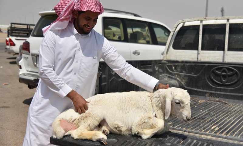 A man buys a sheep ahead of the Eid al-Adha Festival at a market in southwestern Riyadh, Saudi Arabia, July 16, 2021. Photo:Xinhua