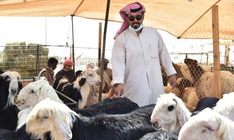 A vendor counts his sheep at a market in southwestern Riyadh, Saudi Arabia, July 16, 2021.Photo:Xinhua