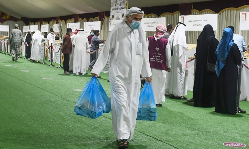 A customer buy fresh dates at the sixth Fresh Local Dates Festival at the Souq Waqif market in Doha, Qatar, on July 17, 2021. (Photo: Xinhua)