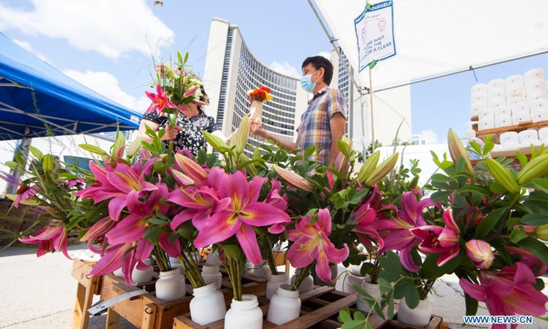 Flowers are for sale at Nathan Phillips Square Farmers' Market in Toronto, Canada, on July 21, 2021. With fresh fruit, vegetables, honey, maple syrup and flowers, the market opens every Wednesday from May 26 to Oct. 13 this year.(Photo: Xinhua)