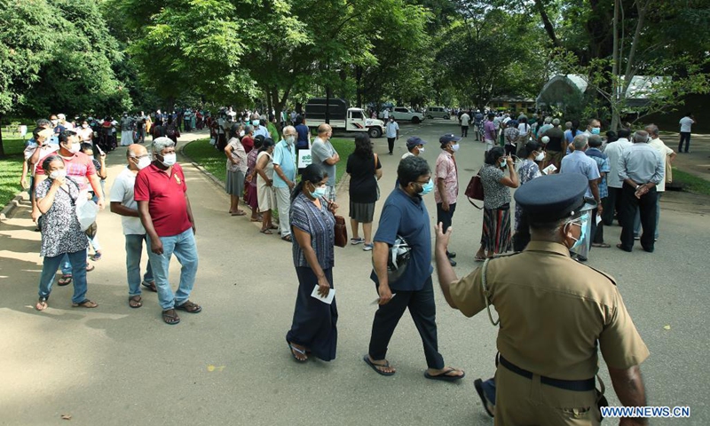 People queue up to receive COVID-19 vaccine in Colombo, Sri Lanka, Aug. 1, 2021. Sri Lankan authorities on Sunday set up several vaccination centers across the Western Province which includes capital Colombo to administer the second doses of the AstraZeneca vaccines after over 700,000 doses arrived in the country on Saturday.(Photo: Xinhua)