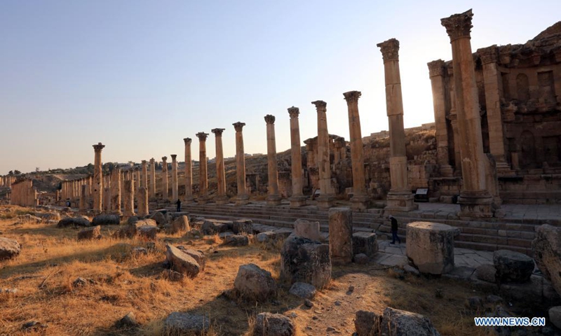 Tourists visit the Roman archeological site in Jerash, Jordan, on Aug. 8, 2021. The ruined city of Jerash is Jordan's largest Roman archeological site, which has ceremonial gates, colonnaded avenues, temples and theaters.(Photo: Xinhua)