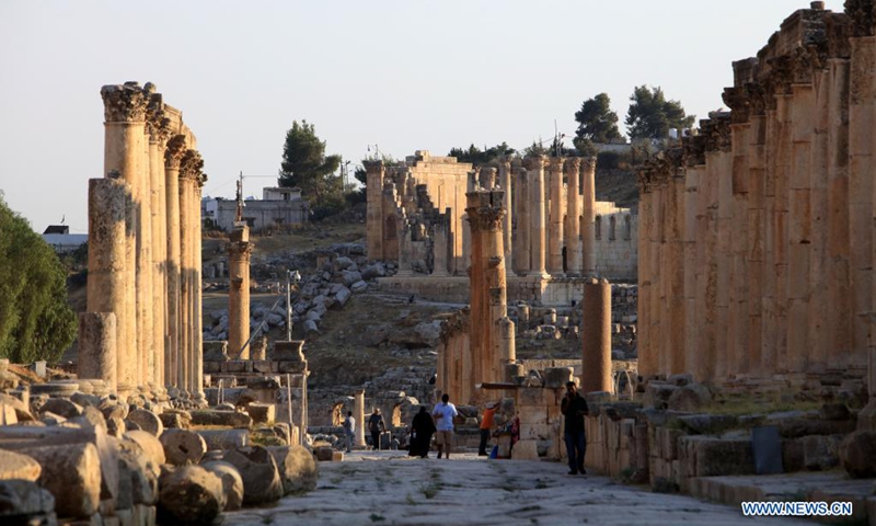 Tourists visit the Roman archeological site in Jerash, Jordan, on Aug. 8, 2021. The ruined city of Jerash is Jordan's largest Roman archeological site, which has ceremonial gates, colonnaded avenues, temples and theaters. (Photo: Xinhua)