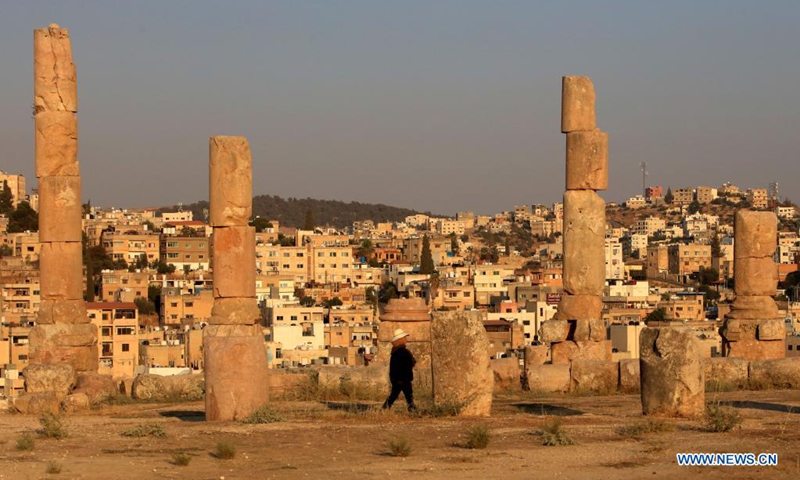 A tourist visits the Roman archeological site in Jerash, Jordan, on Aug. 8, 2021. The ruined city of Jerash is Jordan's largest Roman archeological site, which has ceremonial gates, colonnaded avenues, temples and theaters.(Photo: Xinhua)