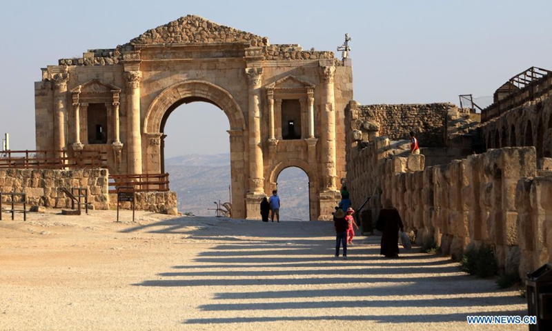 Tourists visit the Roman archeological site in Jerash, Jordan, on Aug. 8, 2021. The ruined city of Jerash is Jordan's largest Roman archeological site, which has ceremonial gates, colonnaded avenues, temples and theaters. (Photo: Xinhua)