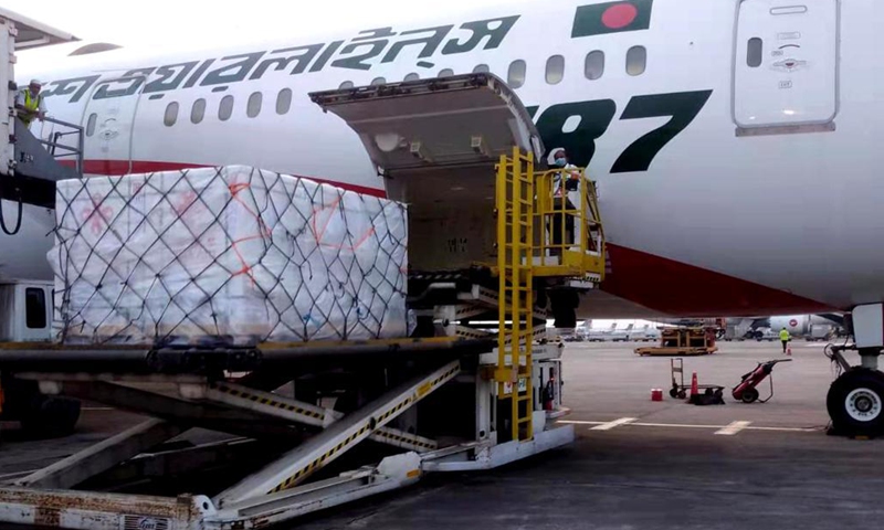 A batch of China-donated COVID-19 vaccines arrives at Hazrat Shahjalal International Airport in Dhaka, Bangladesh, on Aug. 13, 2021. The Bangladeshi government has received another batch of Sinopharm COVID-19 vaccines donated by the Chinese government.Photo:Xinhua