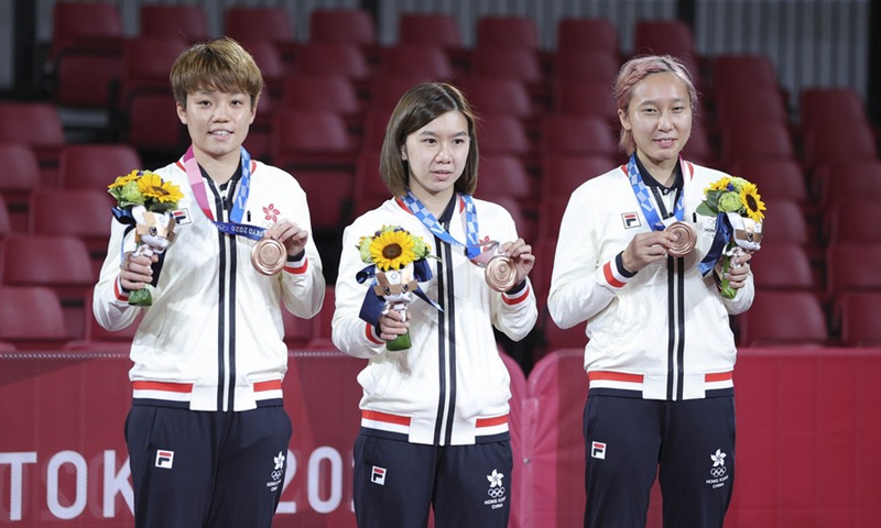 Doo Hoi-kem (L), Lee Ho-ching (C) and Minnie Soo Wai-yam of Hong Kong, China pose with their bronze medals after the table tennis women's team event at Tokyo 2020 on Aug. 5, 2021.(Photo: Xinhua)