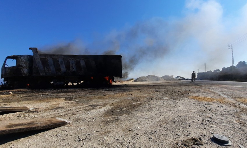 A truck is burned by angry youths near the site of the petrol tank explosion in Akkar, northern Lebanon, on August 15, 2021.(Photo: Xinhua)