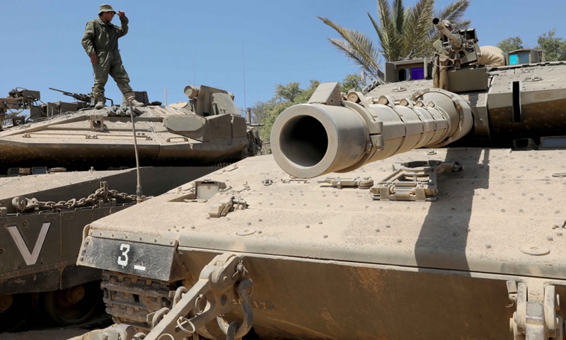 Israeli soldiers stand on their tanks near the Israel-Gaza border on Aug. 25, 2021.(Photo: Xinhua)