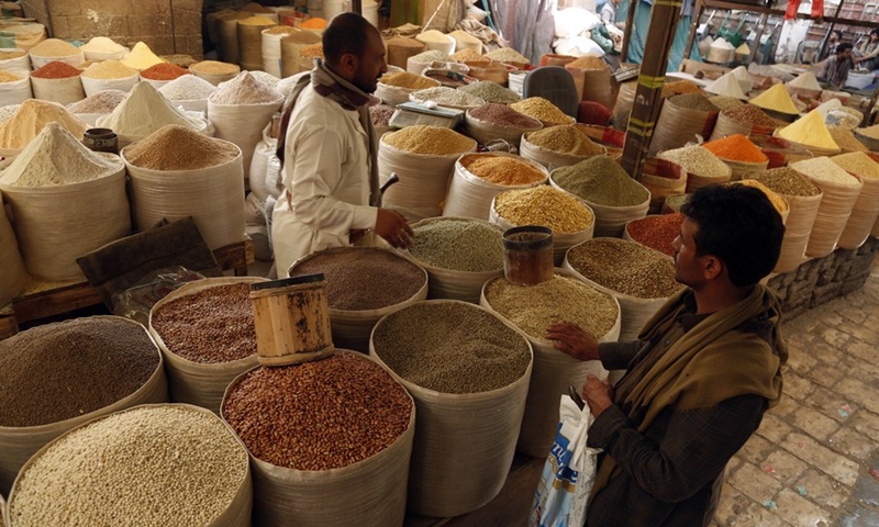 Yemenis buy grains on a market in Sanaa, Yemen on Aug. 24, 2021.(Photo: Xinhua)