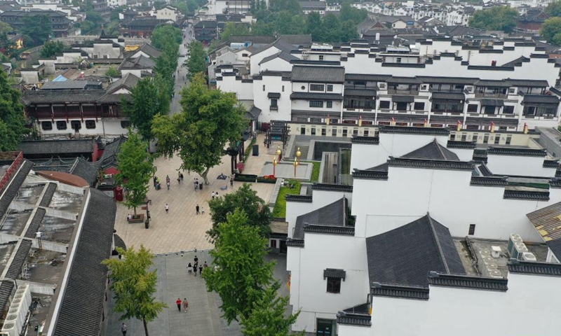 Aerial photo taken on Aug. 27, 2021 shows people touring the Fuzi (Confucius) Temple scenic area in Nanjing, east China's Jiangsu Province. With strict epidemic prevention and control measures in force, Nanjing has been reopening its outdoor tourist sites in an orderly manner since Aug. 26, as the recent resurgence of COVID-19 has been subdued.Photo:Xinhua