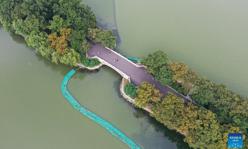 Aerial photo taken on Aug. 27, 2021 shows tourists at the Xuanwu Lake Park in Nanjing of east China's Jiangsu Province. With strict epidemic prevention and control measures in force, Nanjing has been reopening its outdoor tourist sites in an orderly manner since Aug. 26, as the recent resurgence of COVID-19 has been subdued.Photo:Xinhua