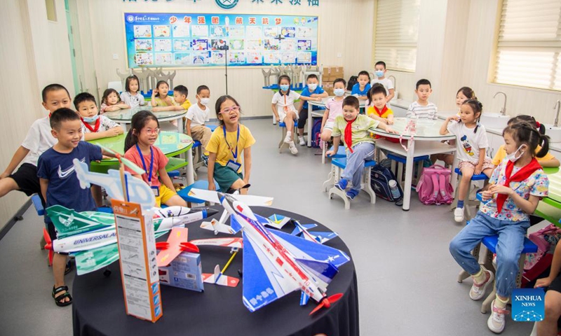 Students learn about interesting science knowledge at a primary school in Wuhan, central China's Hubei Province, Sept. 2, 2021. Many elementary and middle schools in Wuhan began to provide different kinds of after-class services in order to meet students' individualized demands in the new semester.(Photo: Xinhua)