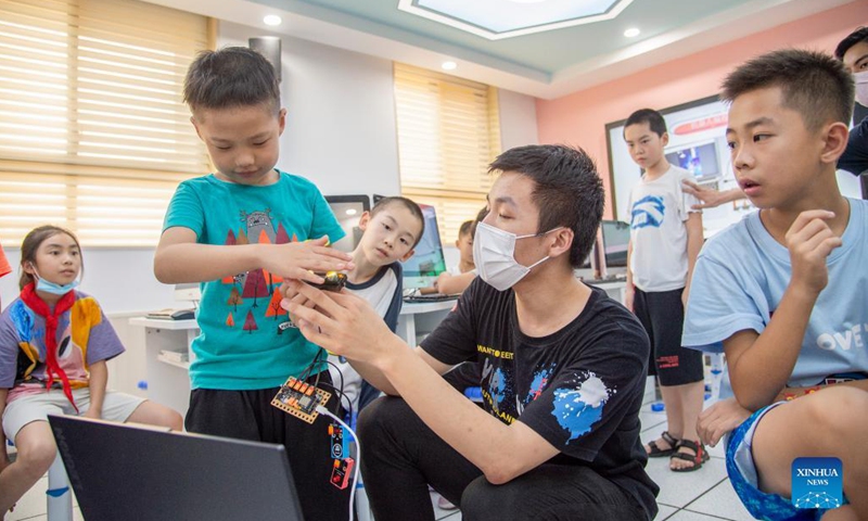 Students learn computer programming at a primary school in Wuhan, central China's Hubei Province, Sept. 2, 2021. Many elementary and middle schools in Wuhan began to provide different kinds of after-class services in order to meet students' individualized demands in the new semester.(Photo: Xinhua)