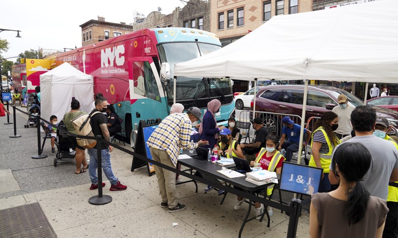 People wait outside a mobile vaccine clinic in New York, the United States, on Aug. 31, 2021.(Photo: Xinhua)