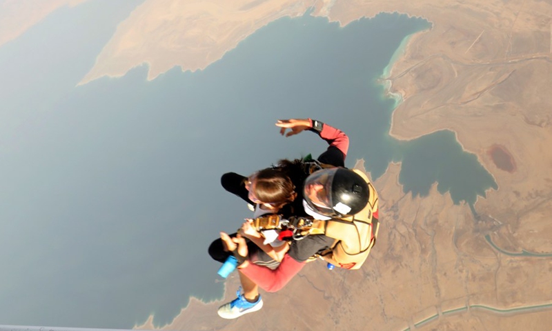 An Israeli instructor from the GoJump skydiving center accompanies a novice on a tandem jump above the southern part of the Dead Sea near Masada National Park, on Oct.15, 2021.(Photo: Xinhua)