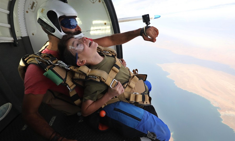 An Israeli instructor from the GoJump skydiving center accompanies a novice on a tandem jump above the southern part of the Dead Sea near Masada National Park, on Oct. 15, 2021.(Photo: Xinhua)