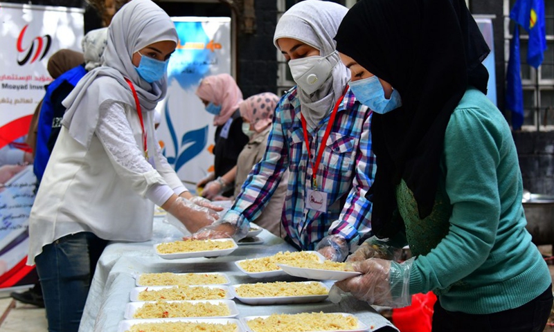 Volunteers prepare food to be distributed to needy people during the Islamic holy month of Ramadan in Damascus, Syria, on May 2, 2021.(Photo: Xinhua)