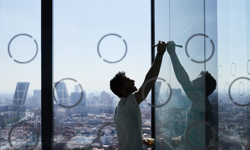 A student studies in IE Tower in Madrid, Spain, on Oct. 19, 2021.(Photo: Xinhua)