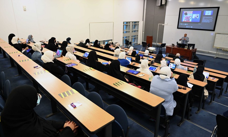 Students attend a lecture at Kuwait University in Hawalli Governorate, Kuwait, Oct. 24, 2021.(Photo: Xinhua)