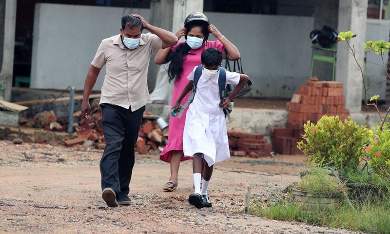 Parents take their children to school in Colombo, Sri Lanka, Oct. 25, 2021.(Photo: Xinhua)