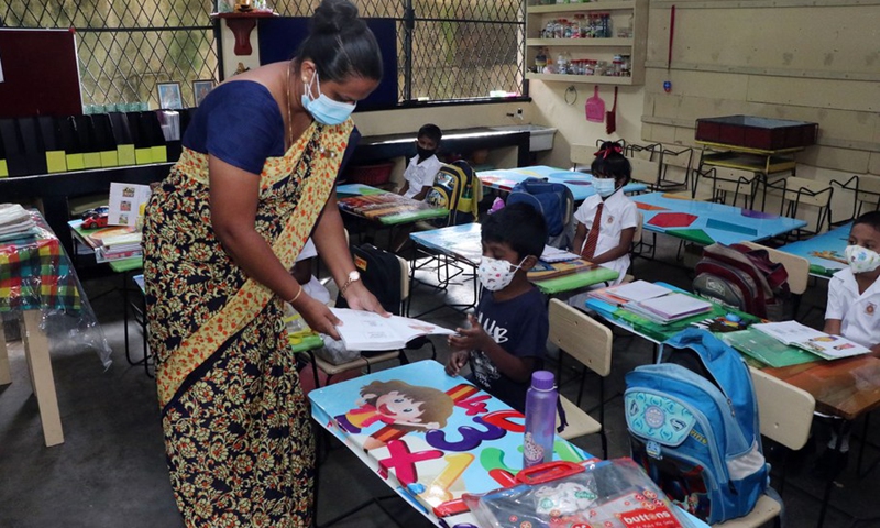 A teacher talks to a student at a primary school in Colombo, Sri Lanka, Oct. 25, 2021.(Photo: Xinhua)