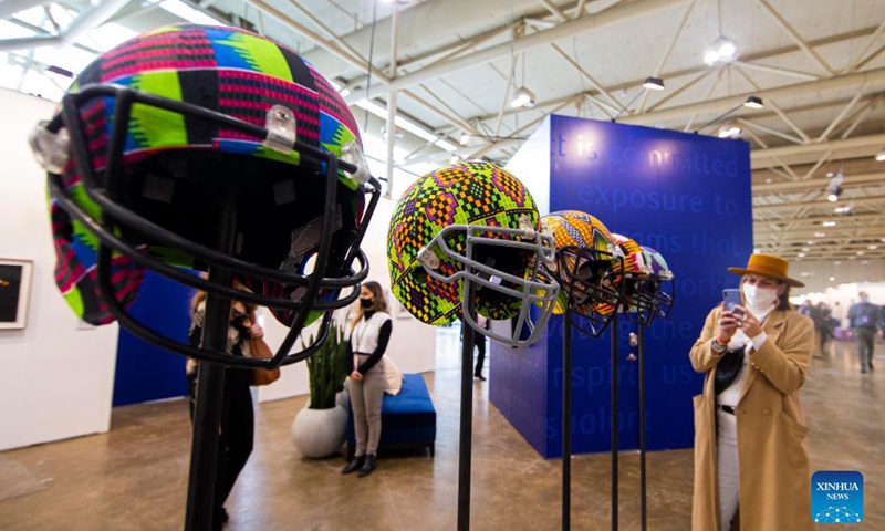 People visit the Art Toronto 2021 at the Metro Toronto Convention Center in Toronto, Canada, on Oct. 29, 2021. With participation of over 60 galleries focusing on contemporary art, the art fair kicked off on Friday.Photo:Xinhua