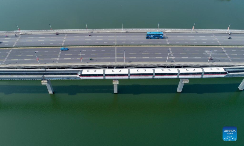 Aerial photo taken on Nov. 3, 2021 shows a self-driving train running on the monorail line 1 in Wuhu City, east China's Anhui Province. The city of Wuhu officially unveiled its first monorail line on Wednesday amid efforts to build a green transportation system in the city. The monorail line 1 operates in a north-south direction covering a total distance of 30.5 kilometers with 25 elevated stations.(Photo: Xinhua)