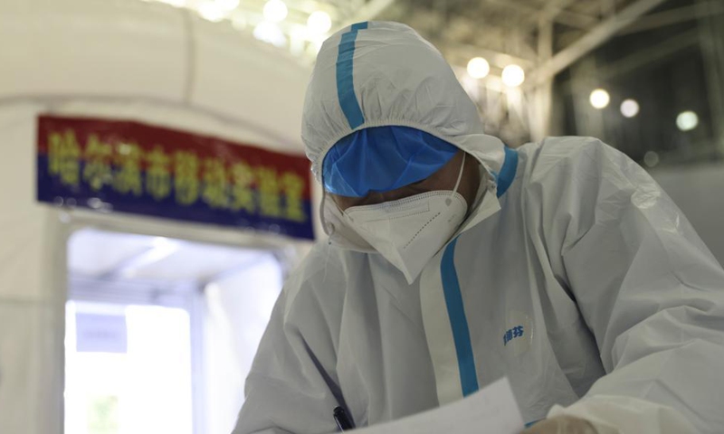 A medical worker works at a mobile laboratory for nucleic acid test in Harbin, northeast China's Heilongjiang Province, Nov. 5, 2021.Photo:Xinhua