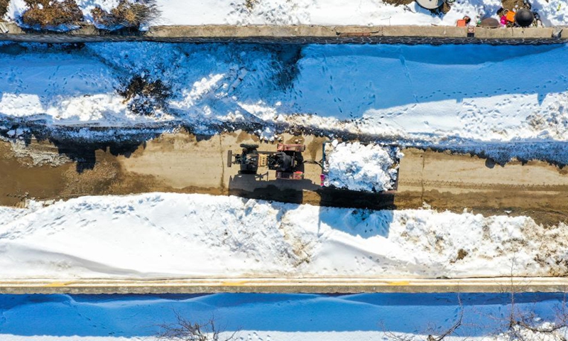 Aerial photo shows a villager clearing snow in Kulun Banner of Tongliao, north China's Inner Mongolia Autonomous Region, Nov. 13, 2021.Photo:Xinhua