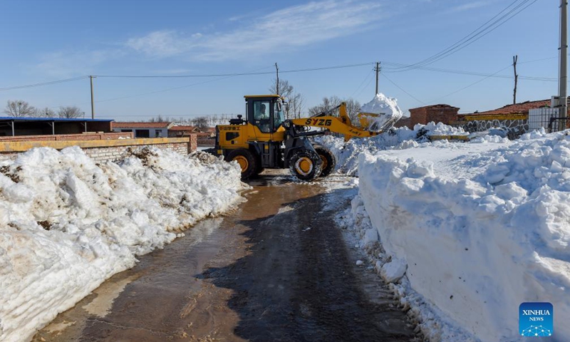 A villager clears snow in Kulun Banner of Tongliao, north China's Inner Mongolia Autonomous Region, Nov. 13, 2021.Photo:Xinhua