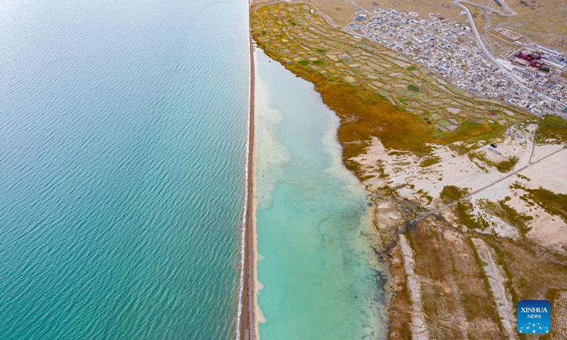 Aerial photo taken on Sept. 23, 2021 shows a lakeside view of Ombu Township of Nyima County, Nagqu City of southwest China's Tibet Autonomous Region. Changtang Plateau, as a key area of inland lakes in China, has a total lake area of over 25,000 square kilometers. It is also known by people for the number and high altitude of lakes. Photo: Xinhua