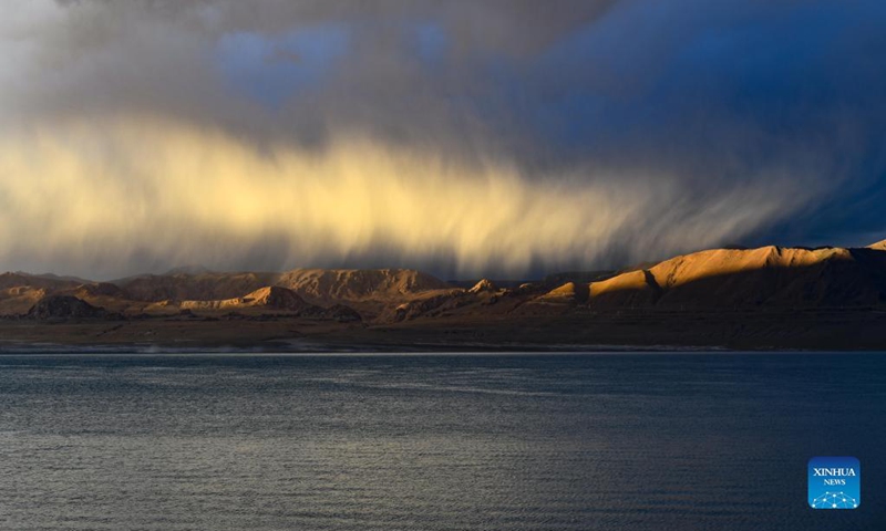 Photo taken on Sept. 22, 2021 shows a view of a lake and mountains on the Changtang Plateau, in southwest China's Tibet Autonomous Region. Changtang Plateau, as a key area of inland lakes in China, has a total lake area of over 25,000 square kilometers. It is also known by people for the number and high altitude of lakes. Photo: Xinhua