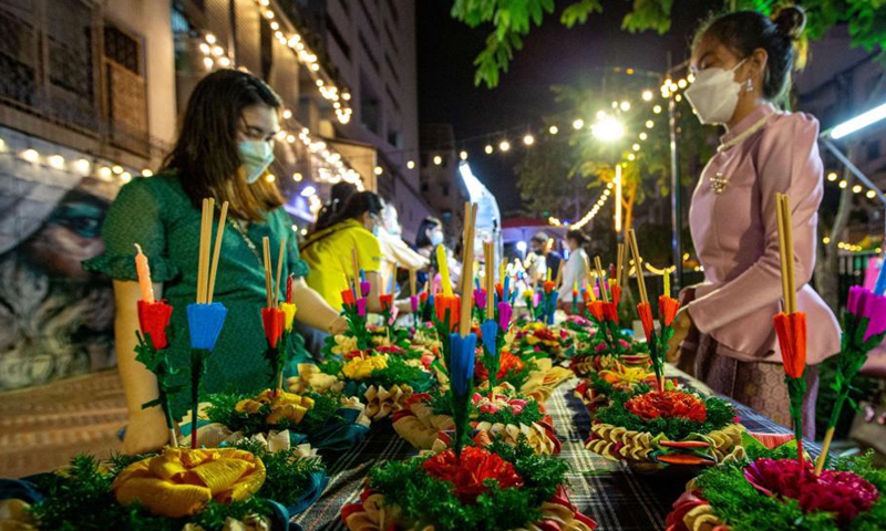 People buy water lanterns during the Loy Krathong Festival in Bangkok, Thailand, on Nov. 19, 2021.Photo:Xinhua