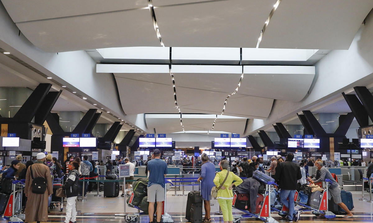 Travelers line up at a check-in counter at OR Tambo International Airport in Johannesburg on November 27, 2021, after several countries banned flights from South Africa following the discovery of a new COVID-19 variant Omicron. Photo: VCG
