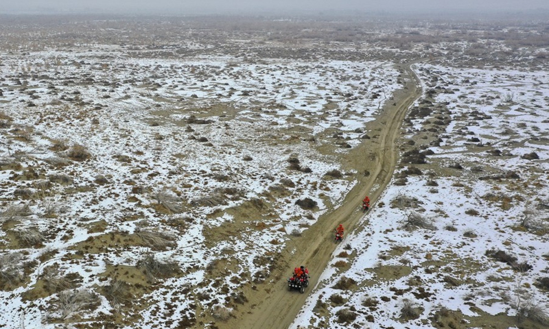 Aerial photo taken on Dec. 4, 2021 shows staff members patrolling the Ganjia Lake forest region in Wusu City of northwest China's Xinjiang Uygur Autonomous Region.(Photo: Xinhua)