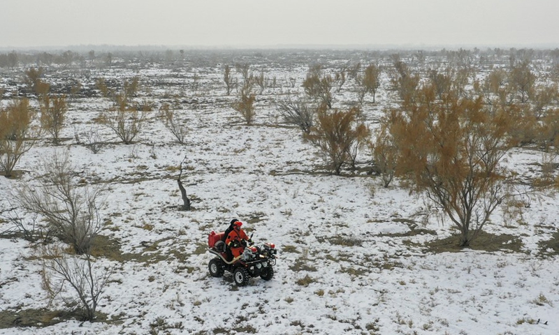 Aerial photo taken on Dec. 4, 2021 shows staff members patrolling the Ganjia Lake forest region in Wusu City of northwest China's Xinjiang Uygur Autonomous Region.(Photo: Xinhua)