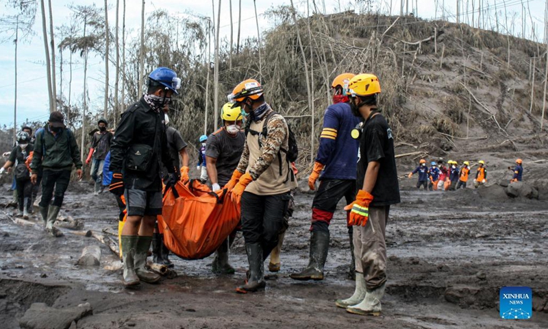 Rescue teams evacuate bodies of victims during search operation after Mount Semeru eruption in Curah Kobokan Village of Lumajang, East Java, Indonesia, Dec. 7, 2021. The death toll from the eruption of Mount Semeru has risen to 34, according to a local official.(Photo: Xinhua)